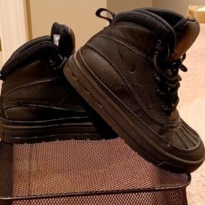 Black Nike boots. Sz. 1 in boys